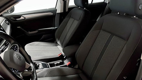 Volkswagen T-Roc 8 of 12