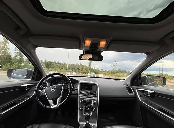 Volvo XC60 2 of 15