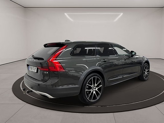 Volvo V90 Cross Country 2 of 19
