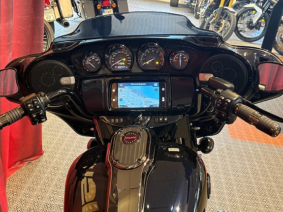 Harley-Davidson CVO STREET GLIDE (FLHXSE) 4 of 14