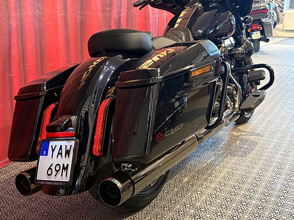 Harley-Davidson CVO STREET GLIDE (FLHXSE) 5 of 14