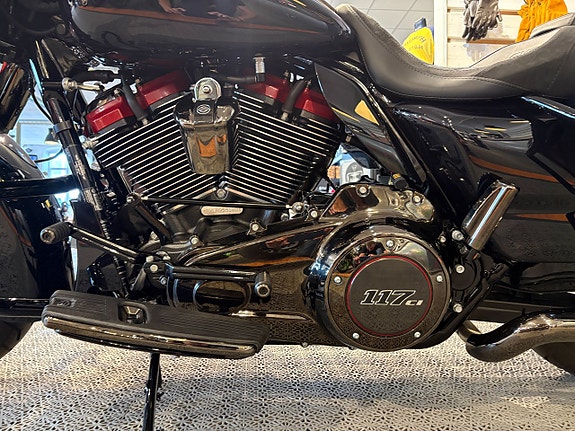 Harley-Davidson CVO STREET GLIDE (FLHXSE) 8 of 14