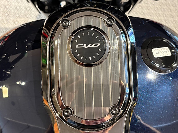 Harley-Davidson CVO STREET GLIDE (FLHXSE) 10 of 14