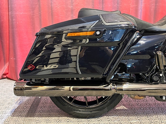 Harley-Davidson CVO STREET GLIDE (FLHXSE) 3 of 14