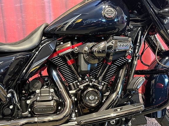 Harley-Davidson CVO STREET GLIDE (FLHXSE) 2 of 14