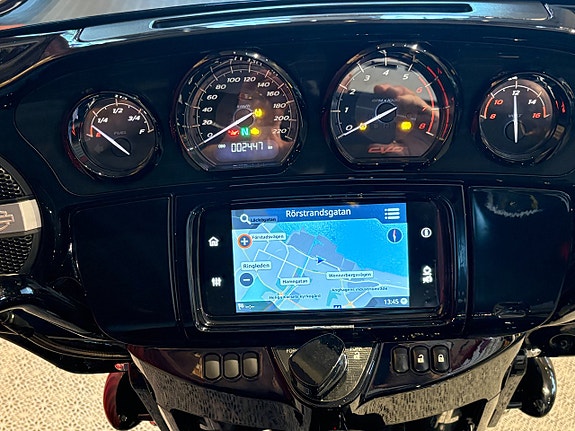 Harley-Davidson CVO STREET GLIDE (FLHXSE) 11 of 14