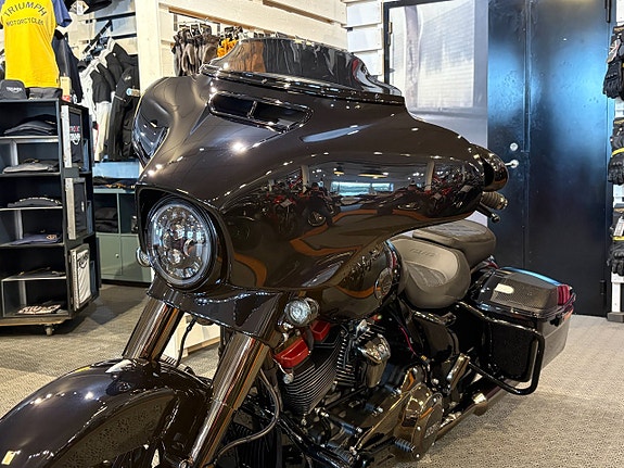 Harley-Davidson CVO STREET GLIDE (FLHXSE) 9 of 14