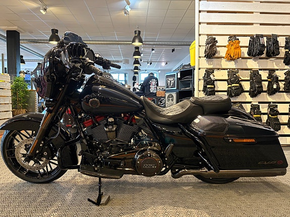 Harley-Davidson CVO STREET GLIDE (FLHXSE) 7 of 14