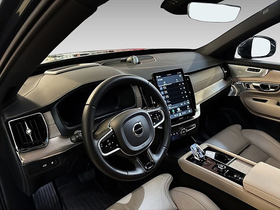 Volvo XC90 10 of 16