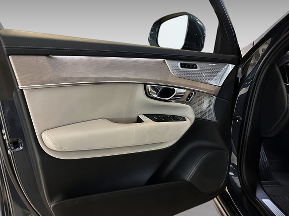 Volvo XC90 9 of 16