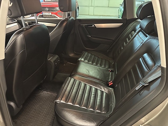 Volkswagen Passat Alltrack 9 of 16