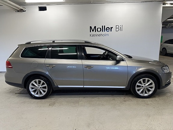 Volkswagen Passat Alltrack 2 of 16