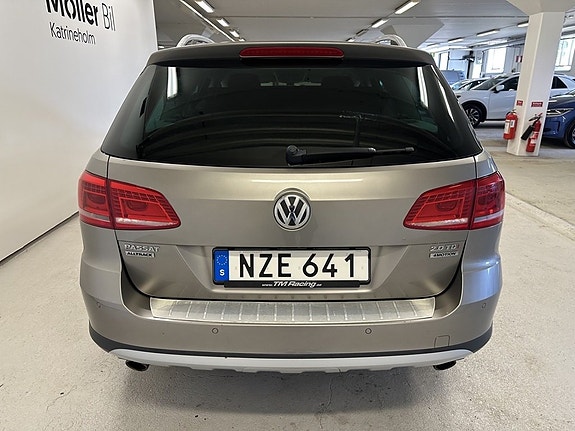 Volkswagen Passat Alltrack 4 of 16