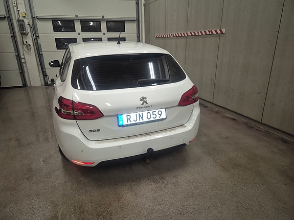 Peugeot 308 SW 3 of 4
