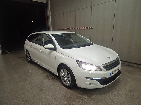 Peugeot 308 SW 2 of 4