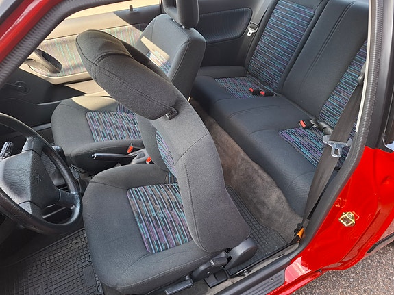 Mazda 323S 10 of 11