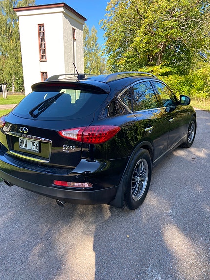 Infiniti FX35 2 of 6