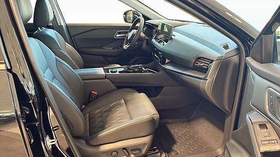Nissan X-Trail 3 of 9