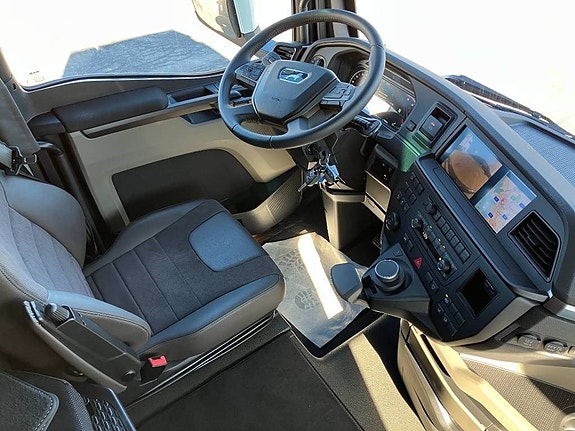 MAN TGX 35.520 8x2H-6 BL CH 7 of 15
