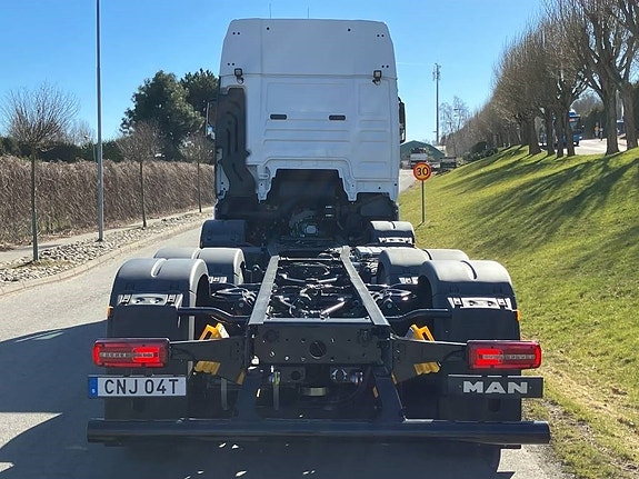 MAN TGX 35.520 8x2H-6 BL CH 3 of 15