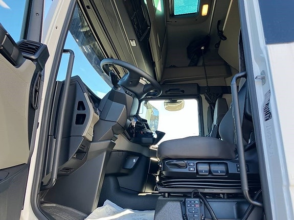 MAN TGX 35.520 8x2H-6 BL CH 10 of 15