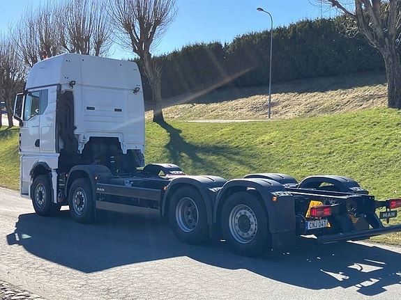 MAN TGX 35.520 8x2H-6 BL CH 2 of 15