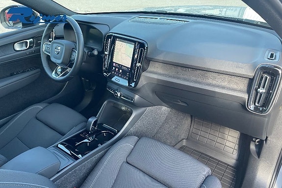 Volvo XC40 8 of 30