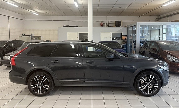 Volvo V90 Cross Country 2 of 22