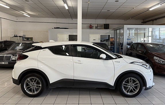 Toyota C-HR 2 of 11
