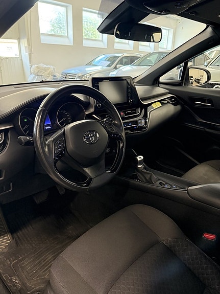 Toyota C-HR 6 of 11