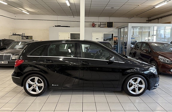 Mercedes-Benz B180 2 of 19