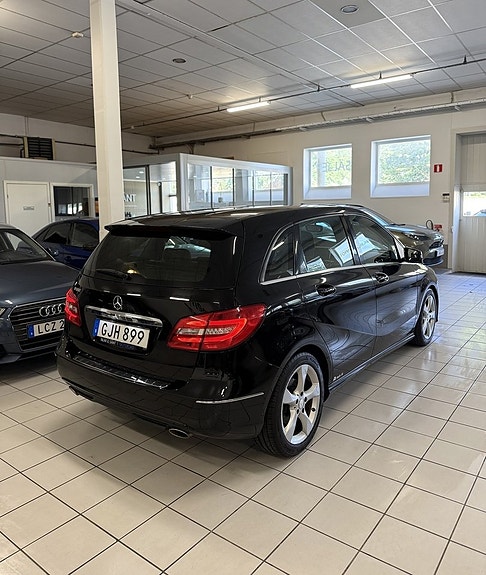 Mercedes-Benz B180 3 of 19