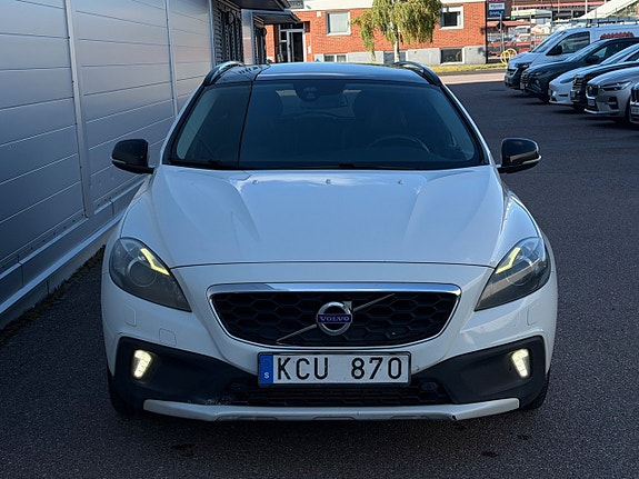 Volvo V40 Cross Country 3 of 16