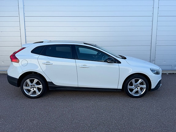 Volvo V40 Cross Country 8 of 16