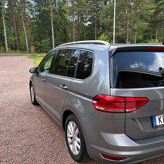 Volkswagen Touran 3 of 9