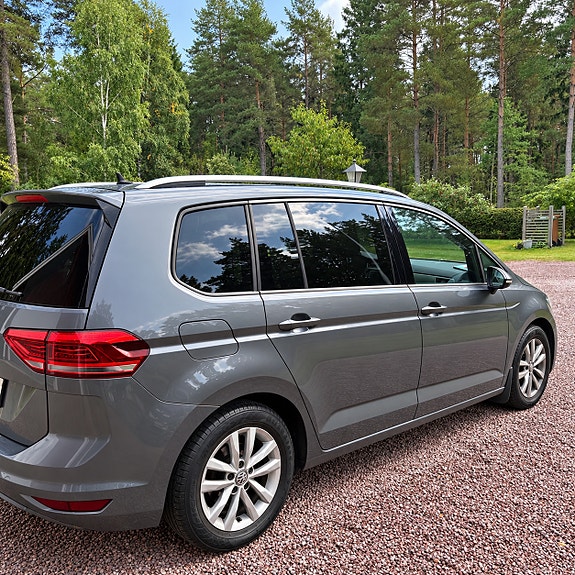 Volkswagen Touran 2 of 9