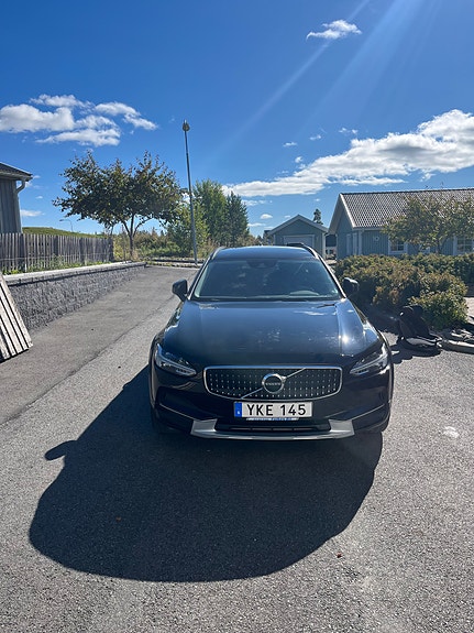 Volvo V90 Cross Country 2 of 9