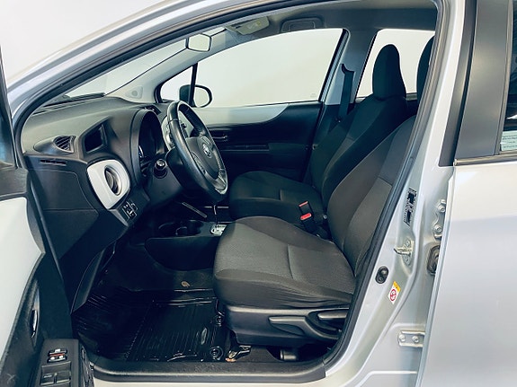Toyota Yaris 8 of 16