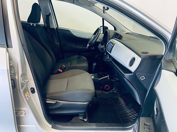 Toyota Yaris 9 of 16