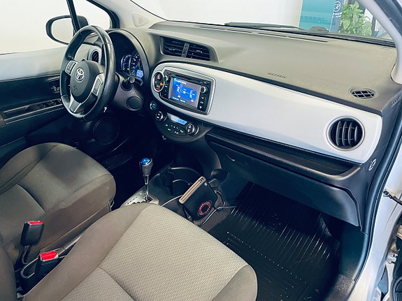 Toyota Yaris 7 of 16