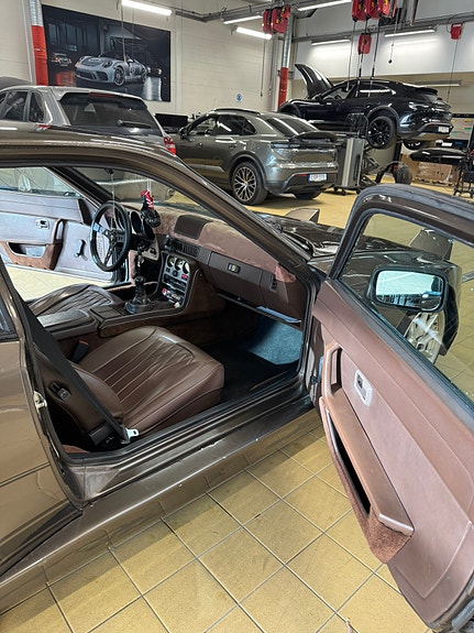 Porsche 944 6 of 7
