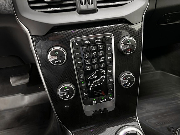 Volvo V40 Cross Country 13 of 20