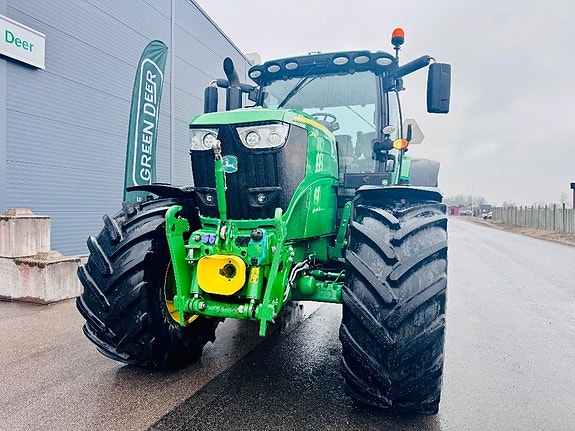 John Deere 6215 R 2 of 11