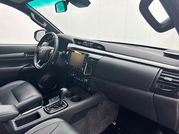 Toyota HiLux 11 of 17