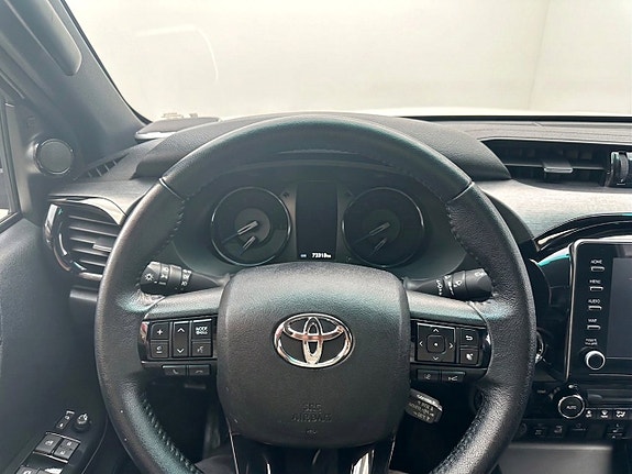 Toyota HiLux 13 of 17