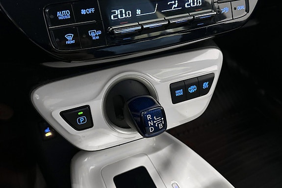 Toyota Prius Plug-in Hybrid 12 of 18