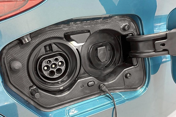 Toyota Prius Plug-in Hybrid 17 of 18