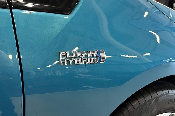 Toyota Prius Plug-in Hybrid 16 of 18