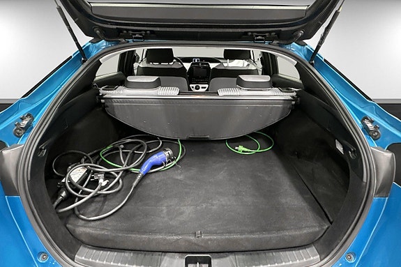 Toyota Prius Plug-in Hybrid 14 of 18