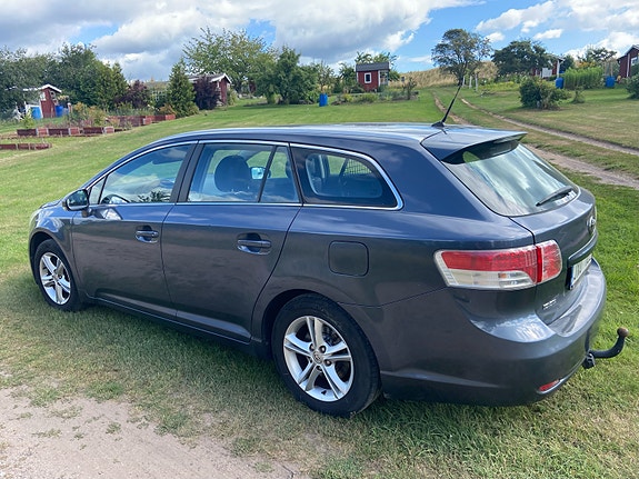 Toyota Avensis 2 of 3